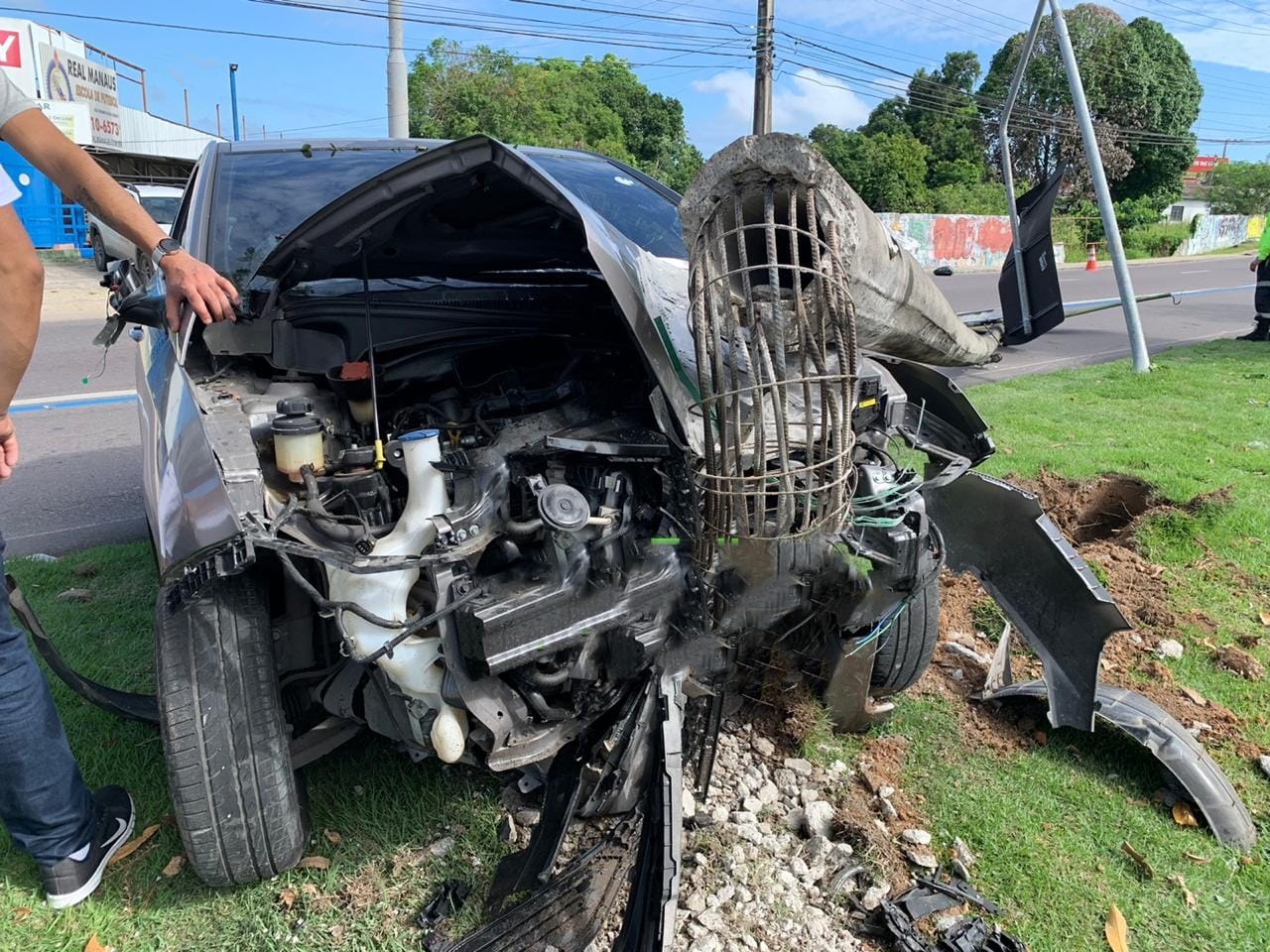 Motorista perde o controle e carro atinge poste em avenida de Manaus 