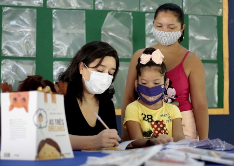 Prefeitura faz lançamento de livro para crianças com implante auditivo 
