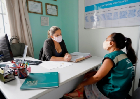Pessoas em situação de rua recebem ação social em Manaus
