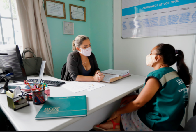 Pessoas em situação de rua recebem ação social em Manaus
