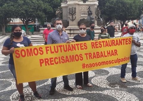 Donos de bares e flutuantes fazem manifestação no Centro de Manaus