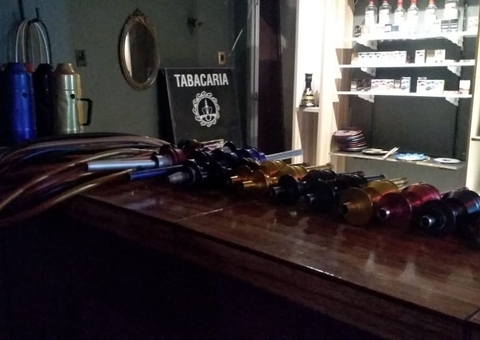 Bar é fechado após ser flagrado com narguilés e aglomeração em Manaus