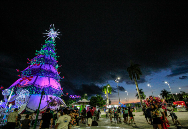 Prefeitura acende na Ponta Negra a maior árvore do 'Natal do Abraço'