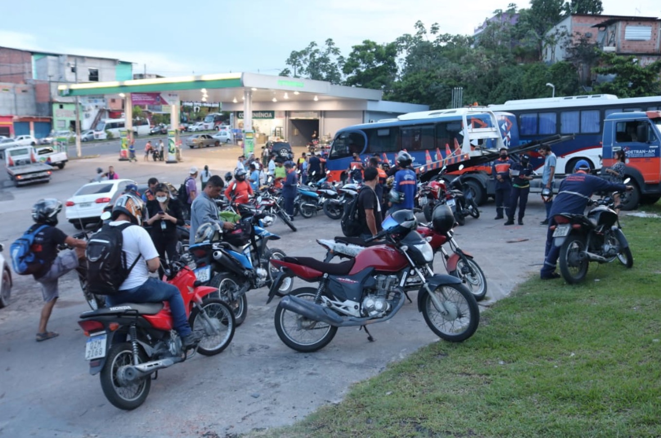 Motorista é preso tentando subornar policial em blitz em Manaus
