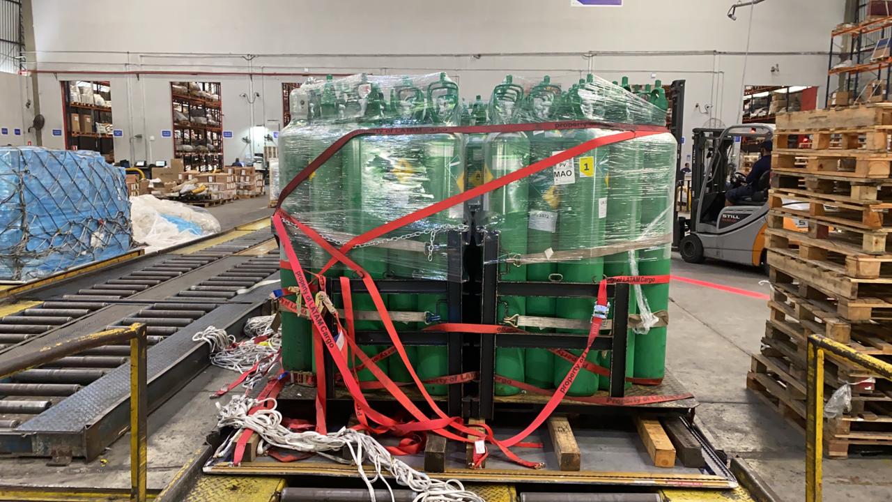 Oferta de oxigênio para hospitais de Manaus tem reforço de 200 cilindros