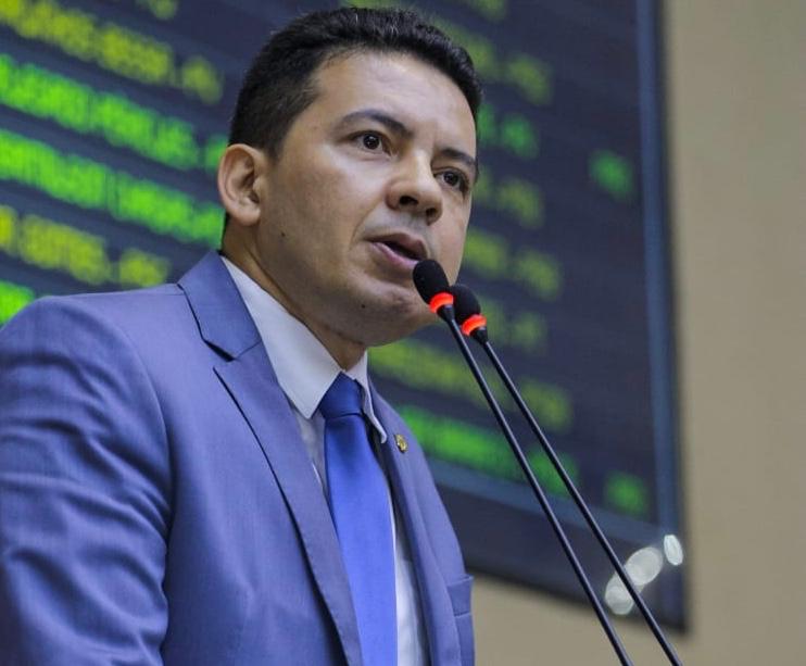 Deputado denuncia contrato de R$ 514 mil por indenizatório no Amazonas