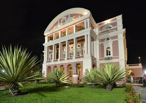 Pelado, homem tenta invadir Teatro Amazonas durante evento 