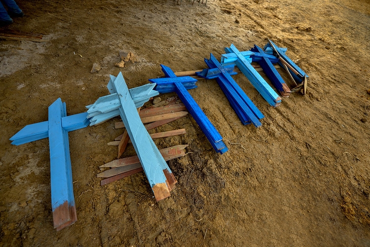 Mais de 40 enterros são registrados neste domingo em Manaus