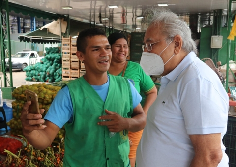 Candidato a prefeito, Amazonino Mendes visita Feira da Banana