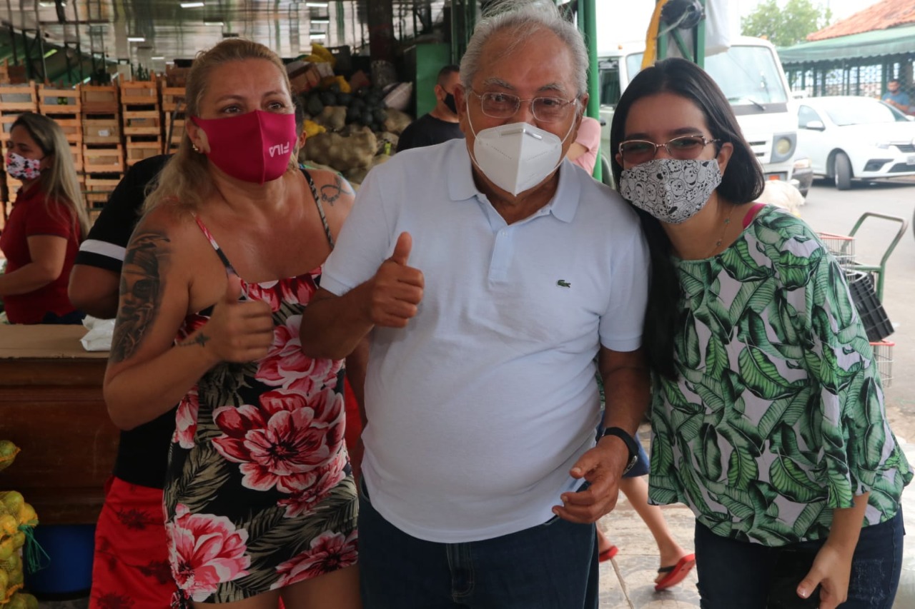 Candidato a prefeito, Amazonino Mendes visita Feira da Banana