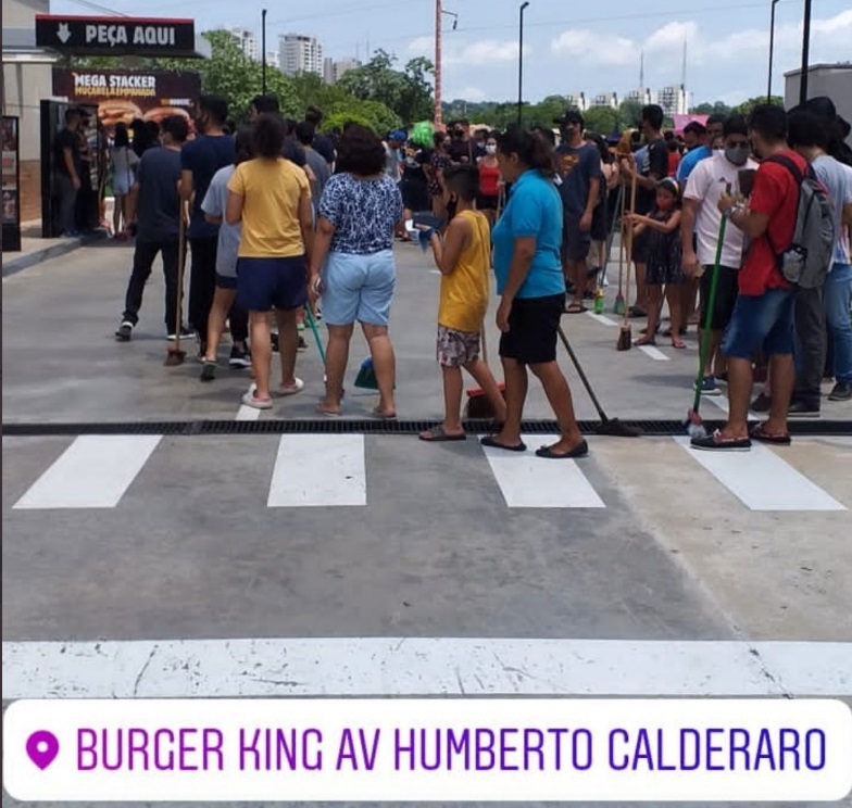 Usando vassouras, clientes se aglomeram na fila do Burger King em Manaus 