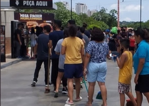Usando vassouras, clientes se aglomeram na fila do Burger King em Manaus 