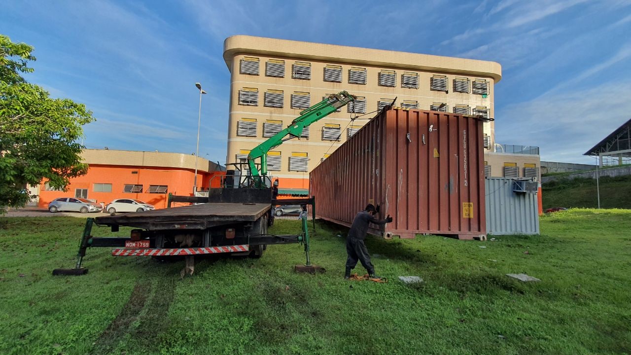 Novo surto de covid faz almoxarifado de hospital virar enfermaria em Manaus