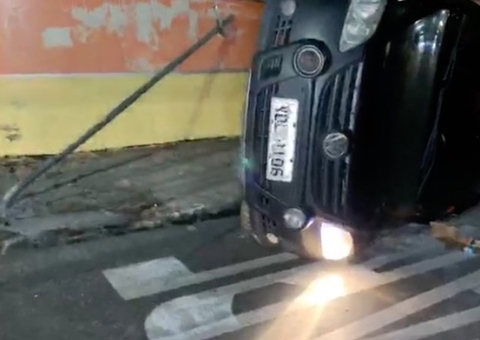 Criança fica ferida em acidente de trânsito após carro capotar em Manaus