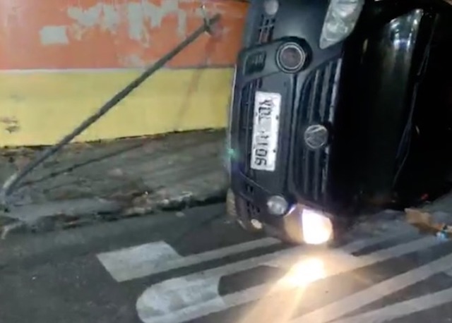 Criança fica ferida em acidente de trânsito após carro capotar em Manaus