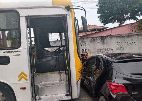 Criança e mais 4 pessoas ficam feridas após ônibus atingir carro em Manaus