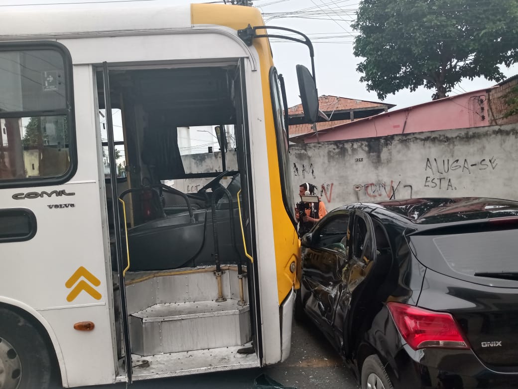 Criança e mais 4 pessoas ficam feridas após ônibus atingir carro em Manaus