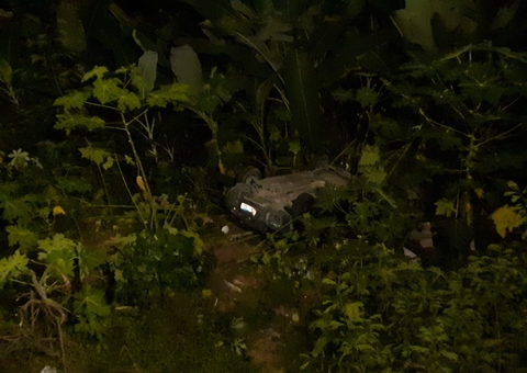 Distraído, motorista passa direto em barranco e capota carro em Manaus