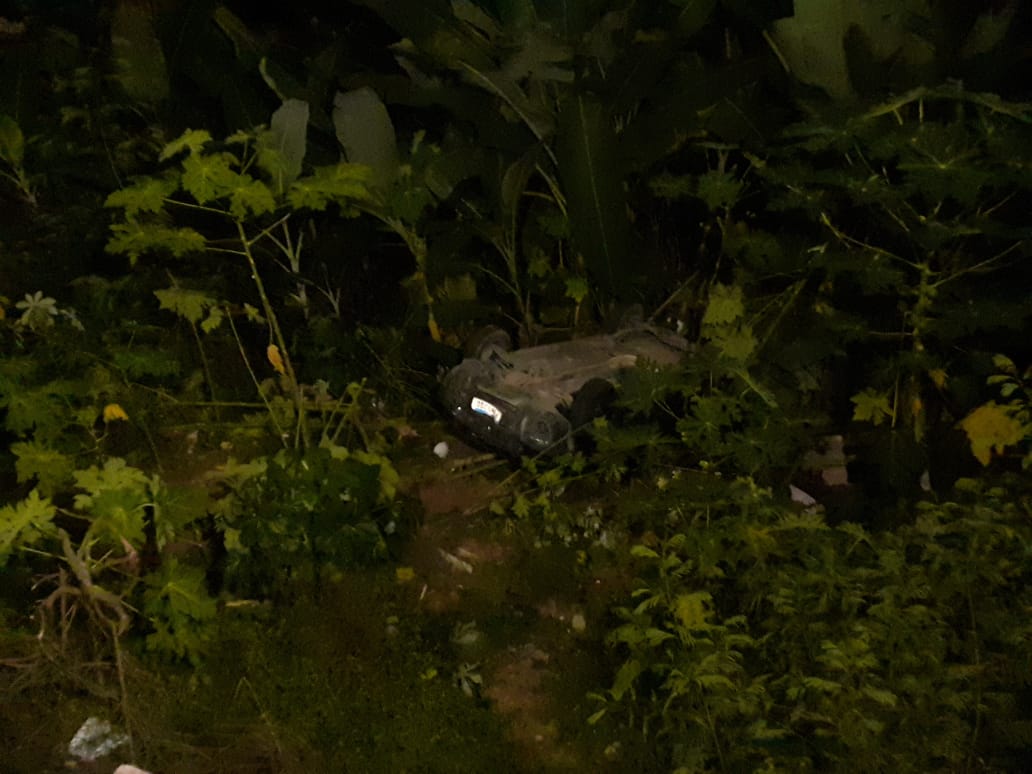 Distraído, motorista passa direto em barranco e capota carro em Manaus