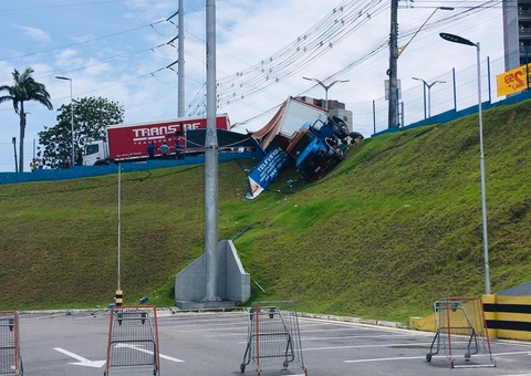 Carreta fica pendurada em barranco após invadir terreno do Assaí em Manaus