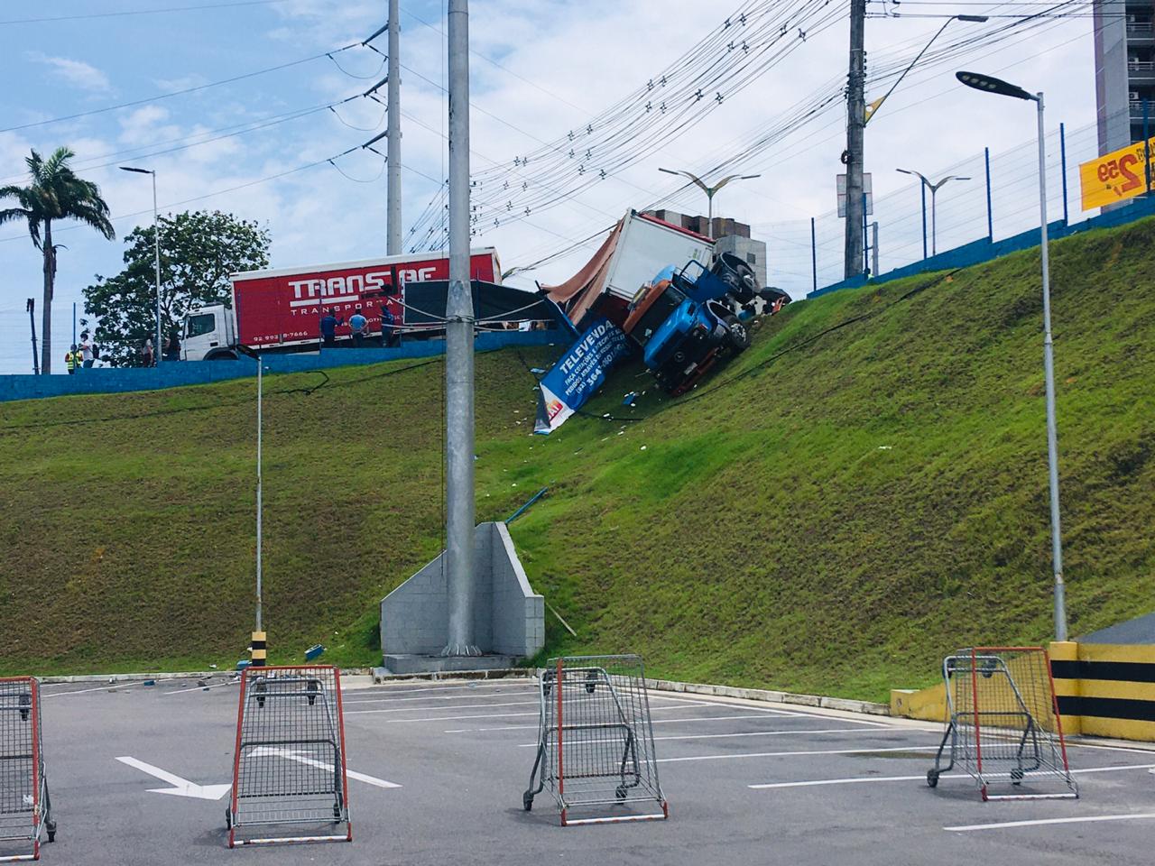 Carreta fica pendurada em barranco após invadir terreno do Assaí em Manaus