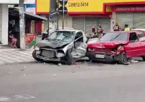 Grave acidente deixa vítimas presas às ferragens em Manaus