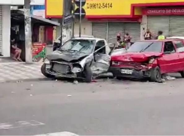 Grave acidente deixa vítimas presas às ferragens em Manaus