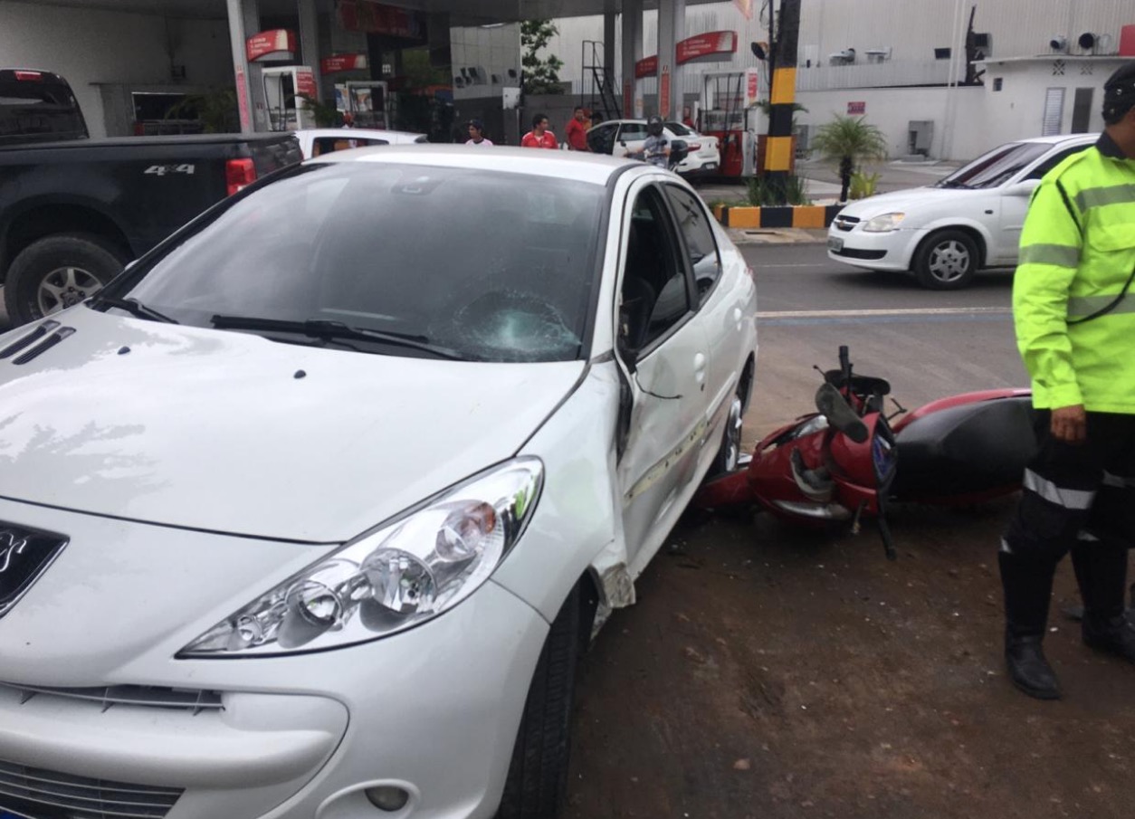 Carro faz retorno proibido e causa acidente em Manaus; motorista foi preso 