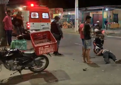 Acidente: Motociclistas se chocam violentamente em cruzamento em Manaus