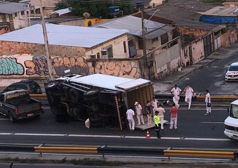Caminhão frigorífico tomba e prejudica trânsito em avenida de Manaus
