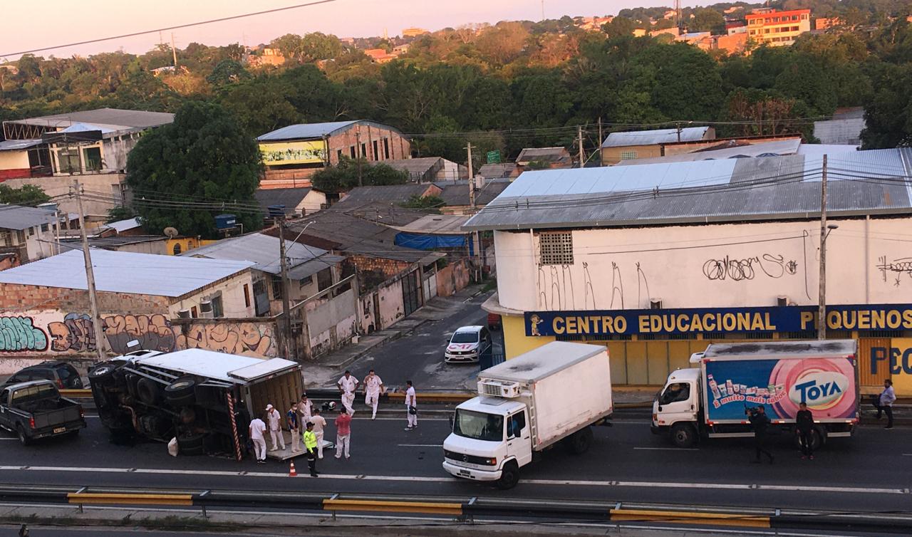 Caminhão frigorífico tomba e prejudica trânsito em avenida de Manaus