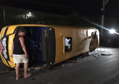 Micro-ônibus capota ao desviar de racha e deixa feridos em Manaus