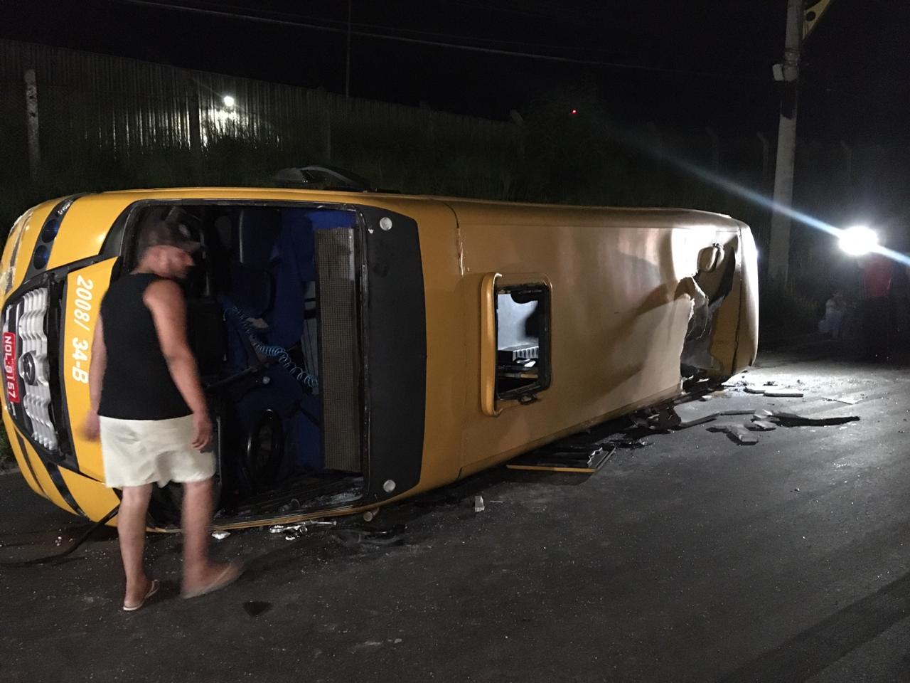 Micro-ônibus capota ao desviar de racha e deixa feridos em Manaus