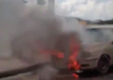 Vídeo: Carro é consumido por chamas em avenida de Manaus