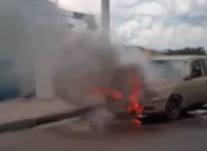 Vídeo: Carro é consumido por chamas em avenida de Manaus