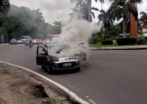 Carro é engolido por fogo no meio de avenida de Manaus 