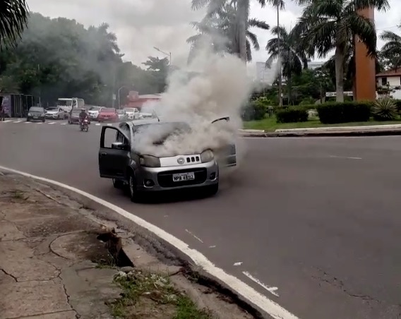 Carro é engolido por fogo no meio de avenida de Manaus 