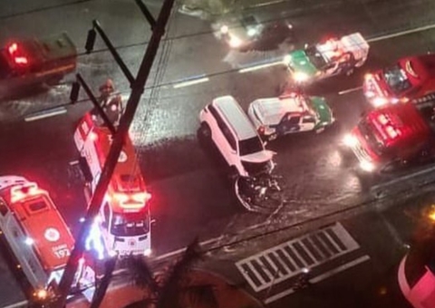 Carro 'engole' moto em acidente e vítima fica presa às ferragens em Manaus