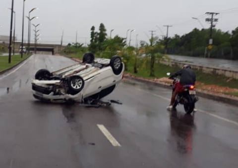 Carro perde direção na pista molhada e capota perto de aeroporto em Manaus