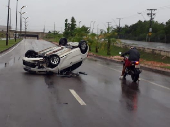 Carro perde direção na pista molhada e capota perto de aeroporto em Manaus