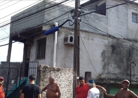 Casa pode desabar a qualquer momento em Manauas após vazamento de água