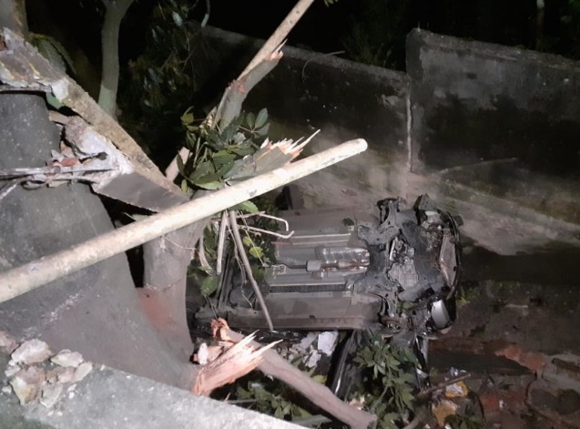 Carro perde controle, lança pedestre em igarapé e cai de ponte em Manaus