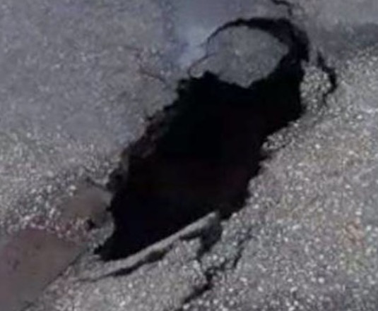 Asfalto cede no meio de avenida movimentada no Centro de Manaus