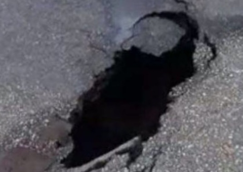 Asfalto cede no meio de avenida movimentada no Centro de Manaus