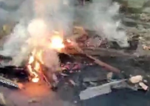 Moradores fecham rua em protesto por falta de energia em Manaus