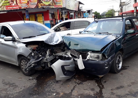 Colisão em cruzamento deixa carros destruídos em Manaus