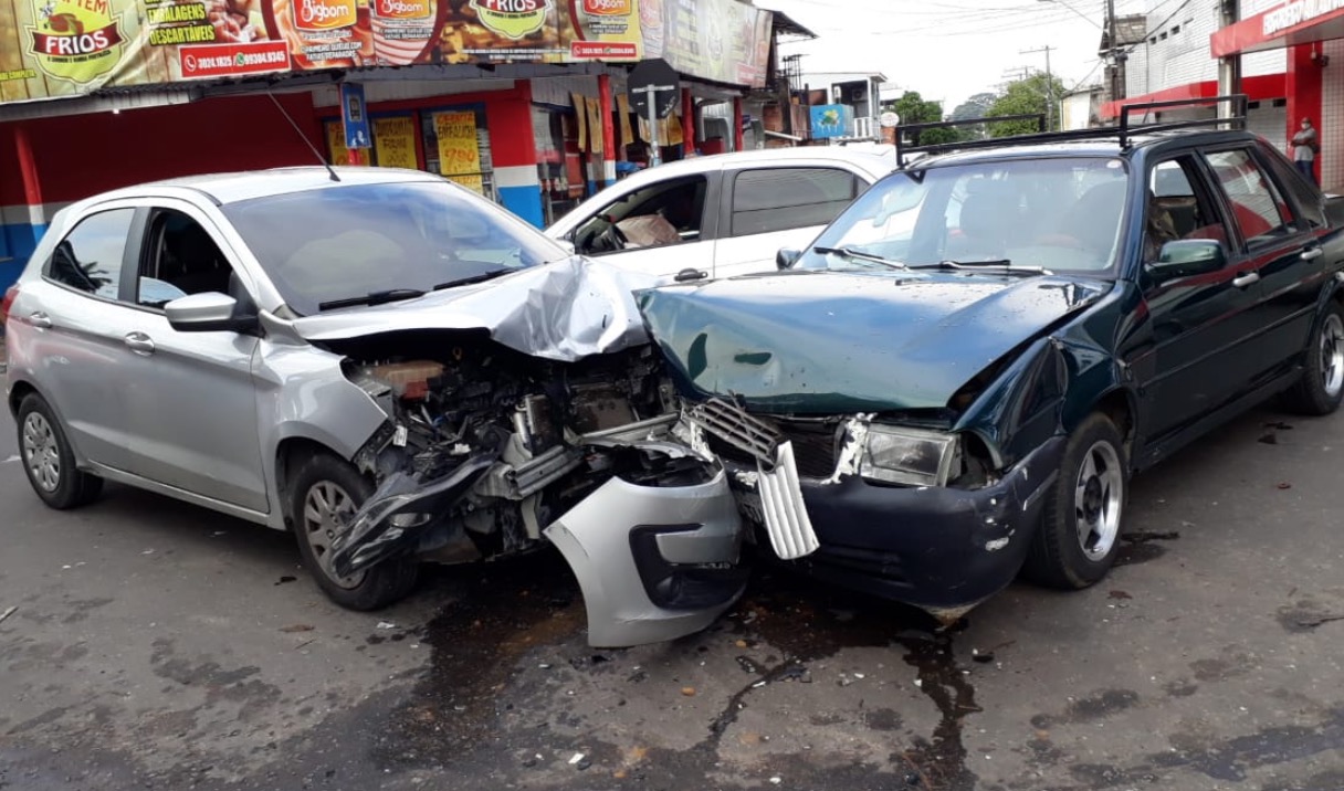 Colisão em cruzamento deixa carros destruídos em Manaus