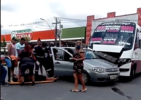 Vídeo: dois ficam feridos em colisão de carro e micro-ônibus em Manaus 