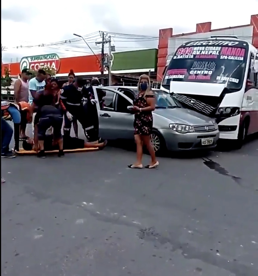 Vídeo: dois ficam feridos em colisão de carro e micro-ônibus em Manaus 