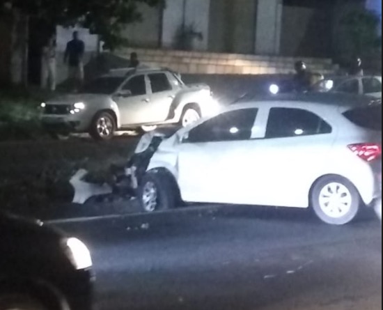 Motorista 'arranca' poste ao tentar evitar colisão entre carros em Manaus